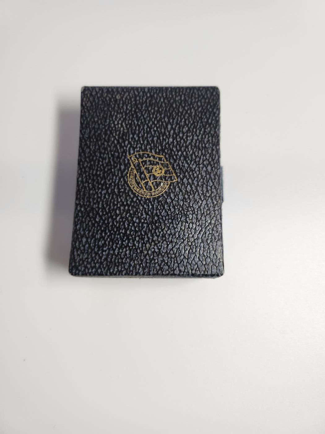 南水社第3次拍卖 春季专场 民主德国金级苏德友好协会证章一组 品相完好带协会盒