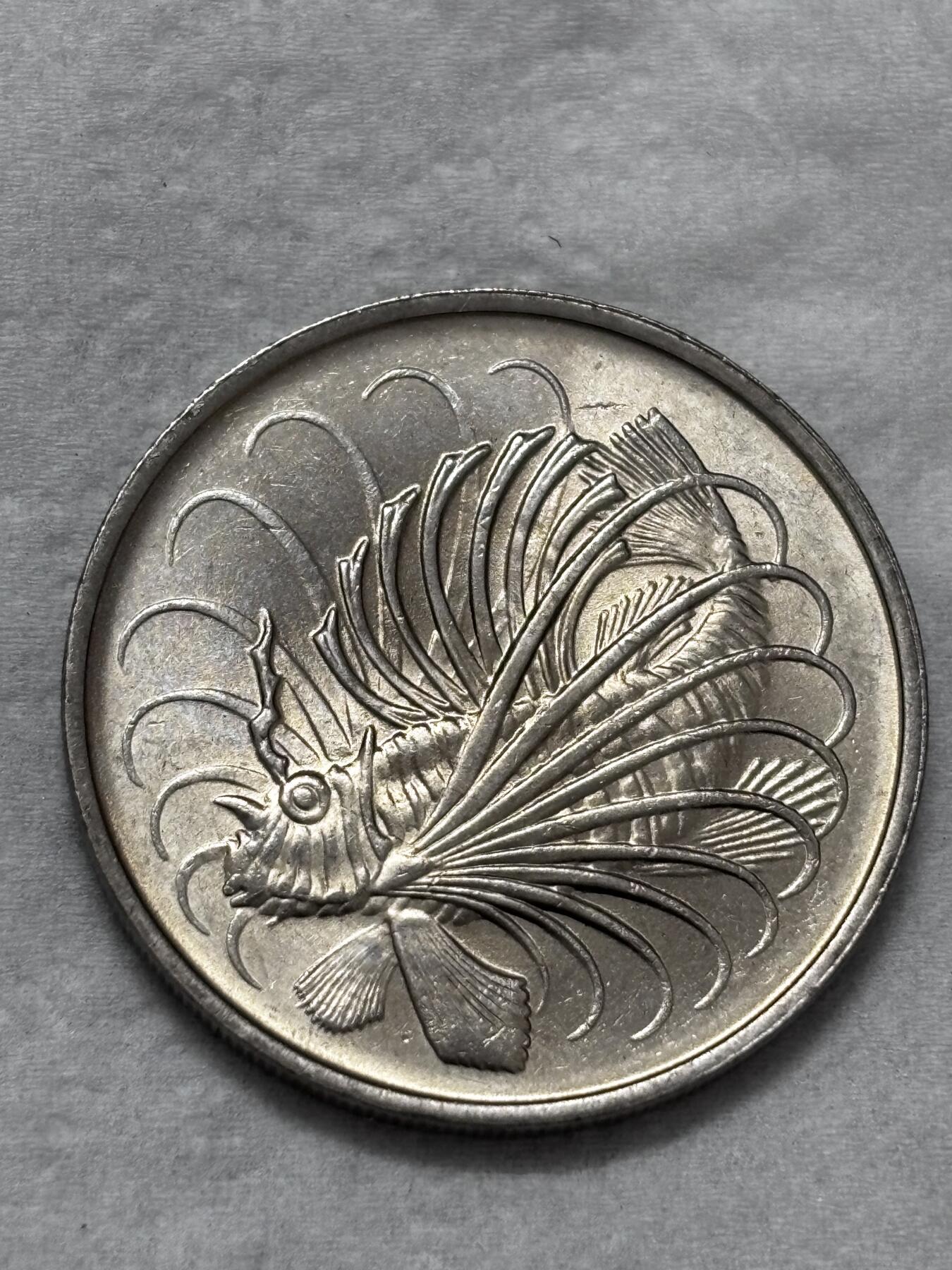 文馨钱币收藏第 296 场，长期接代拍业务 全新 1974 年新加坡老版 50 分狮子鱼