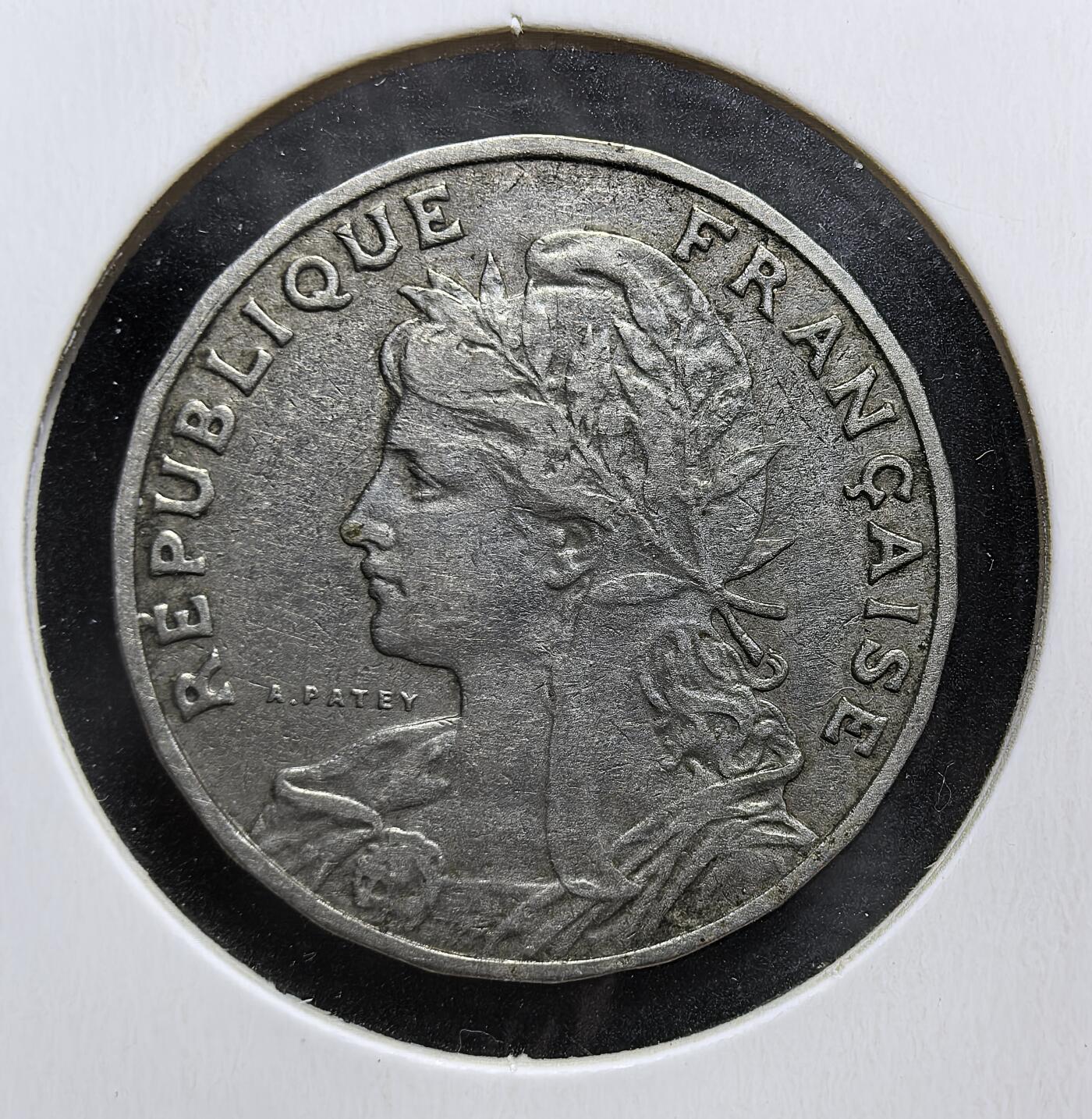 外国优质老铜币银币苏联纪念章，每周六晚九点倒数截拍，满百包邮可寄存，持续收拍 法国第三共和国1905年25生丁镍币，由雕刻师 A.Patey 设计，正面为玛丽安娜头像，背面是束棒与橡树枝，是法国首批采用镍材质的 25 生丁硬币，见证了当时政教分离等重要历史节点。