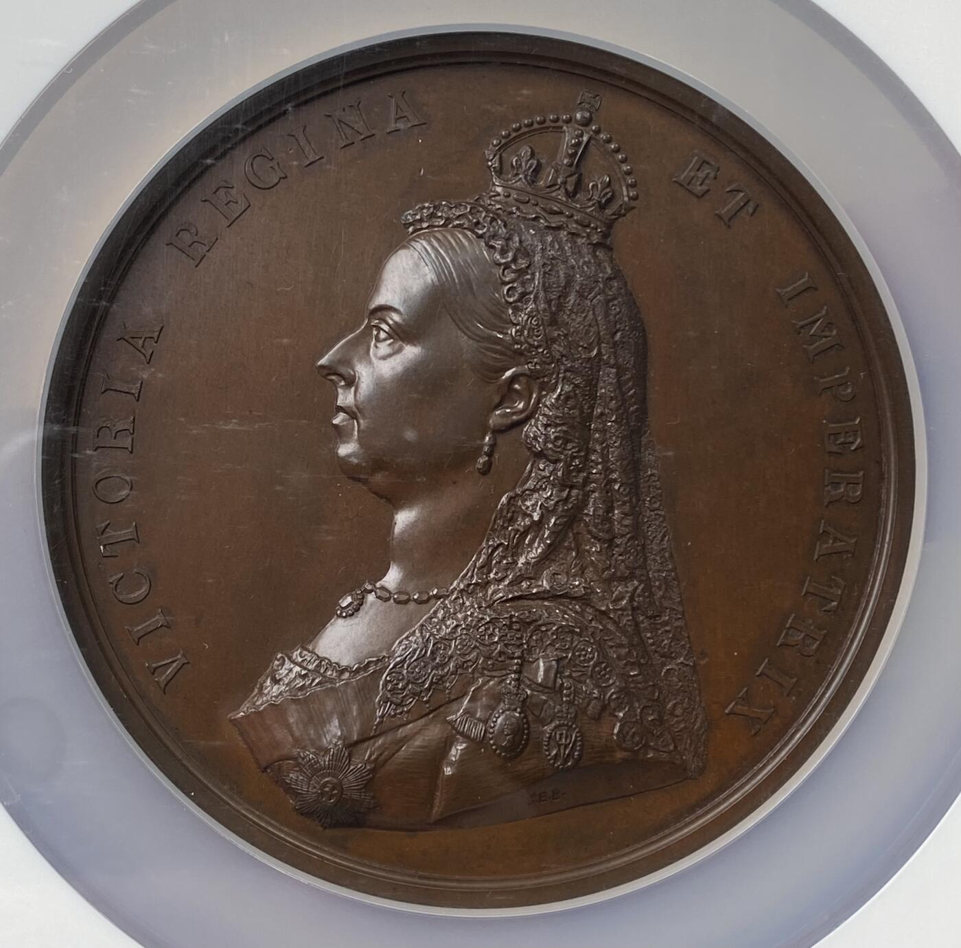 万国钱币拍卖第062期 NGC MS64 1887年英国维多利亚女王登基50周年金禧年纪念铜章 经典登基系列 名誉品种 77毫米大规格高浮雕状态极佳 英国古典艺术章牌代表之作