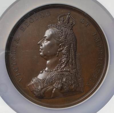 万国钱币拍卖第062期 - NGC MS64 1887年英国维多利亚女王登基50周年金禧年纪念铜章 经典登基系列 名誉品种 77毫米大规格高浮雕状态极佳 英国古典艺术章牌代表之作