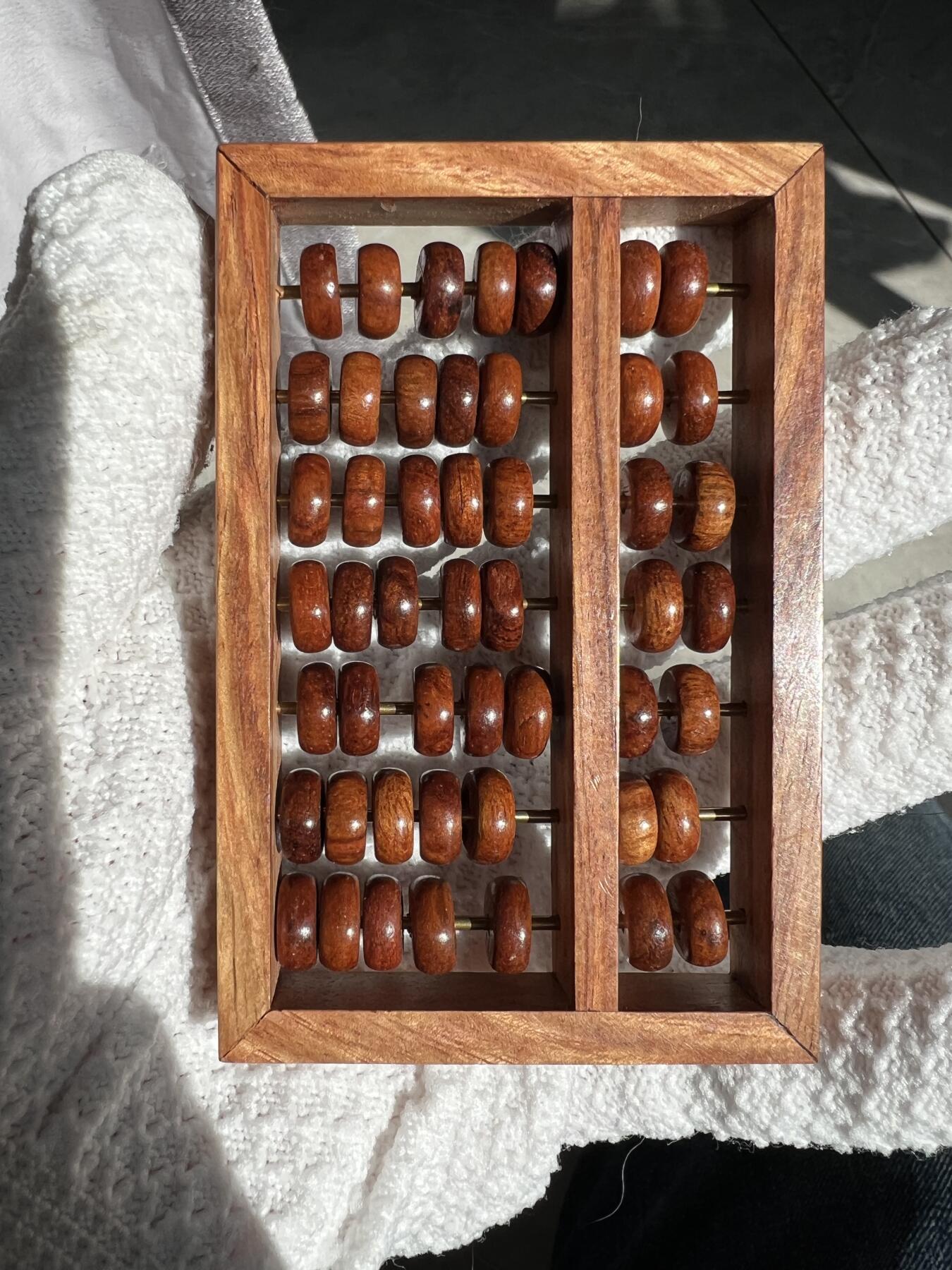 零元拍：“算盘一响，黄金万两”海南黄花梨七档小算盘。尺寸：92/60.5MM