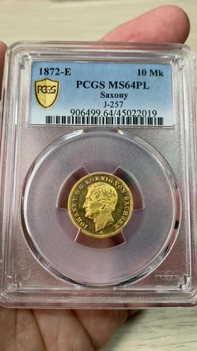 万国钱币拍卖第062期 PCGS MS64PL 1872年德国萨克森约翰五世流通短翅10马克金币 难得一见的早期萨克森短翅金马克 PL级别更是凤毛麟角  类镜面喷砂质感 邮票光泽金光灿灿 PC唯一冠军分顶级典藏品质 3.98g 900金