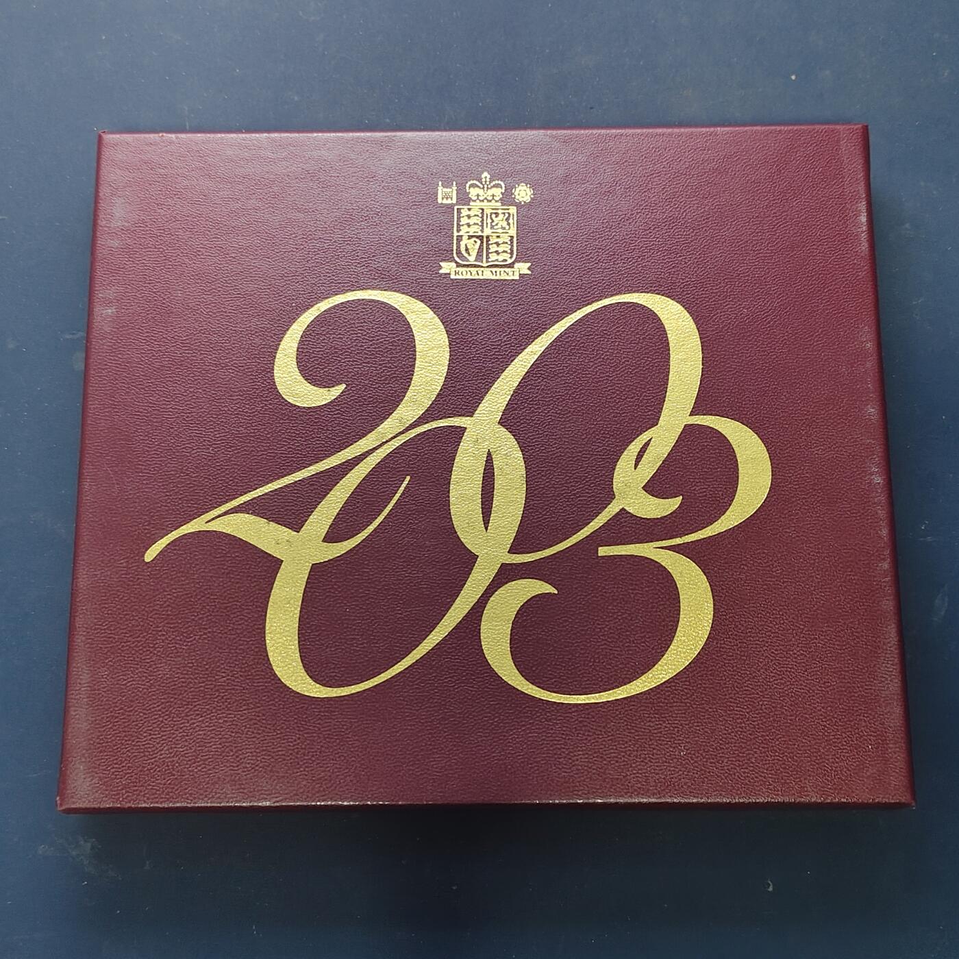 【全场包邮】纯粹捡漏拍513场 英国2003年官方收藏盒装精制套币-盒证全-含5镑女王加冕50周年+2镑DNA发现50周年+1镑盾徽+50便士妇女社会和政治联盟精制纪念币