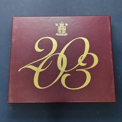 【全场包邮】纯粹捡漏拍513场 - 英国2003年官方收藏盒装精制套币-盒证全-含5镑女王加冕50周年+2镑DNA发现50周年+1镑盾徽+50便士妇女社会和政治联盟精制纪念币