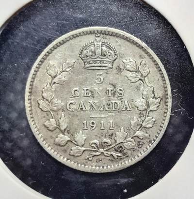 外国优质老铜币银币苏联纪念章，每周六晚九点倒数截拍，满百包邮可寄存，持续收拍 - 加拿大1911年5分银币，为英属自治领时期发行，正面是乔治五世头像（标注 “GEORGIVS V REX ET IND:IMP”），背面为皇冠与枫叶花环。它由 92.5% 银铸造，是乔治五世继位后加拿大首批新王朝硬币，见证英联邦君主制延续与加拿大早期货币体系。