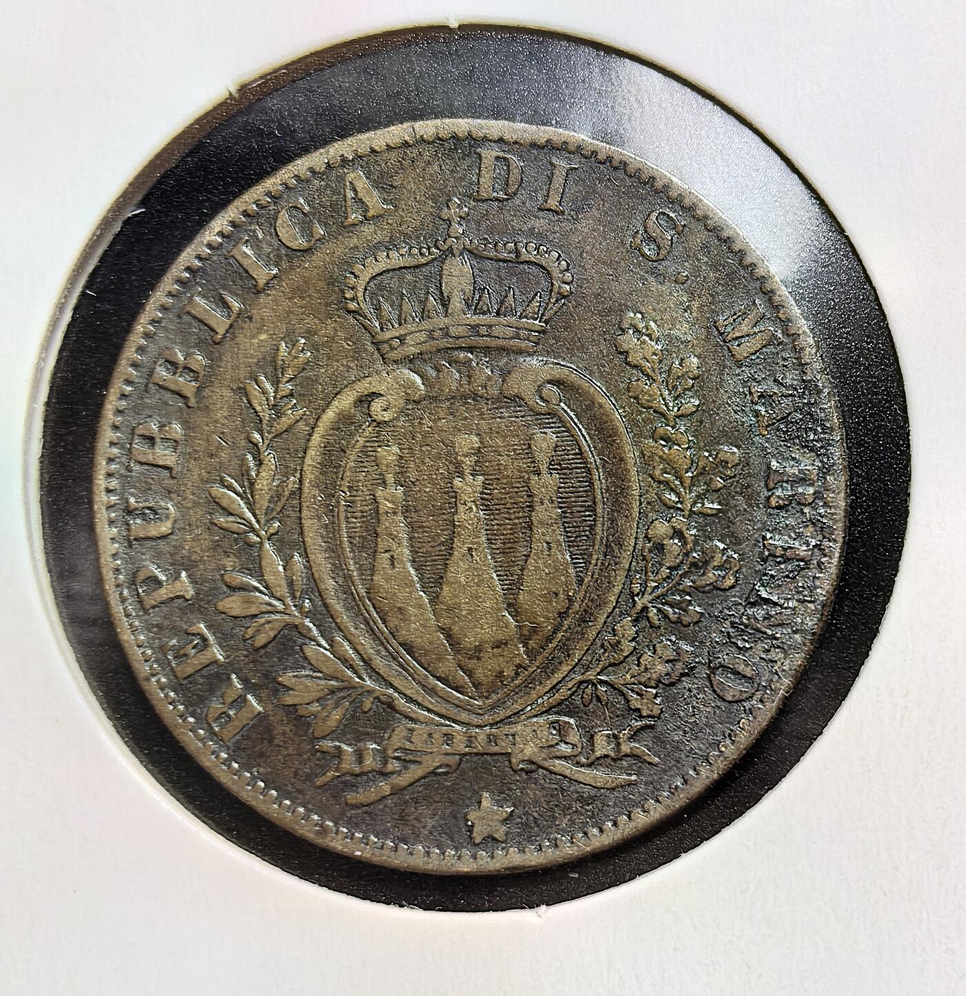 外国优质老铜币银币苏联纪念章，每周六晚九点倒数截拍，满百包邮可寄存，持续收拍 圣马力诺1894年5分，由罗马造币厂（R）铸造，正面为共和国国徽，背面标注面值与年份，是该国 1864-1894 年系列铜币的收官年份版本，见证了其作为古老共和国的货币独立历程。