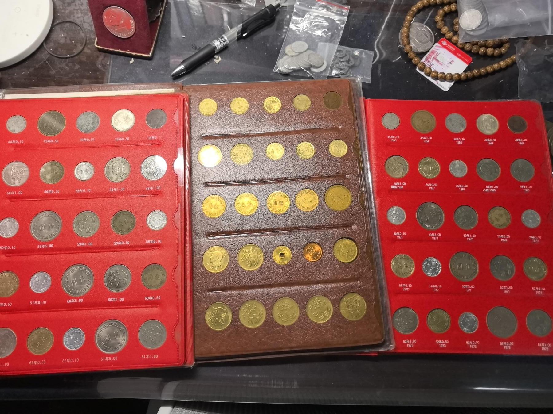 中国台湾地区硬币套币特级版1949-1982红皮册