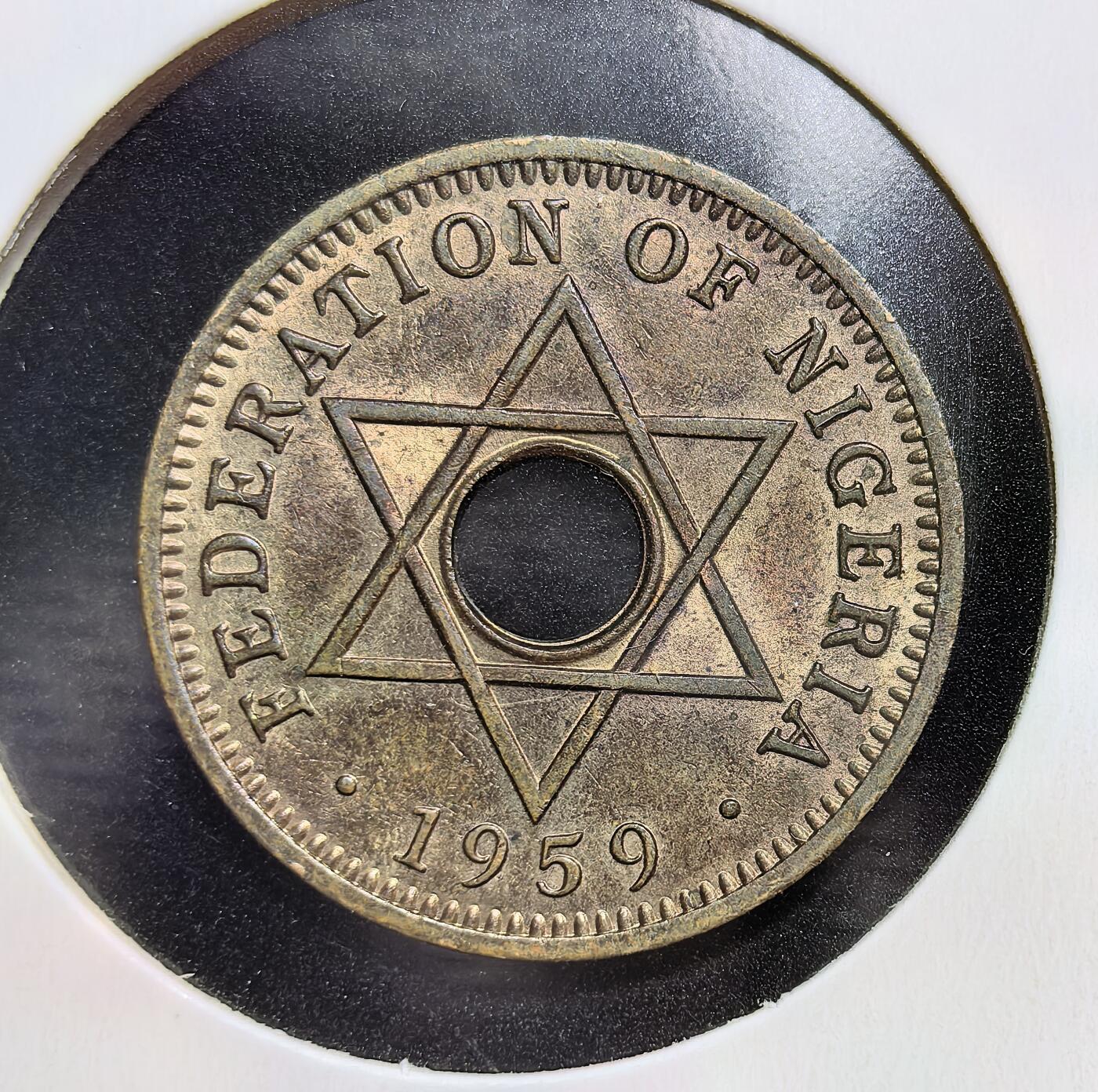 外国优质老铜币银币苏联纪念章，每周六晚九点倒数截拍，满百包邮可寄存，持续收拍 原光尼日利亚联邦1959年1/2 便士，属伊丽莎白二世时期殖民货币。币面六角星为尼日利亚象征，中央圆孔是西非货币典型特征，见证其独立前最后阶段的货币史。