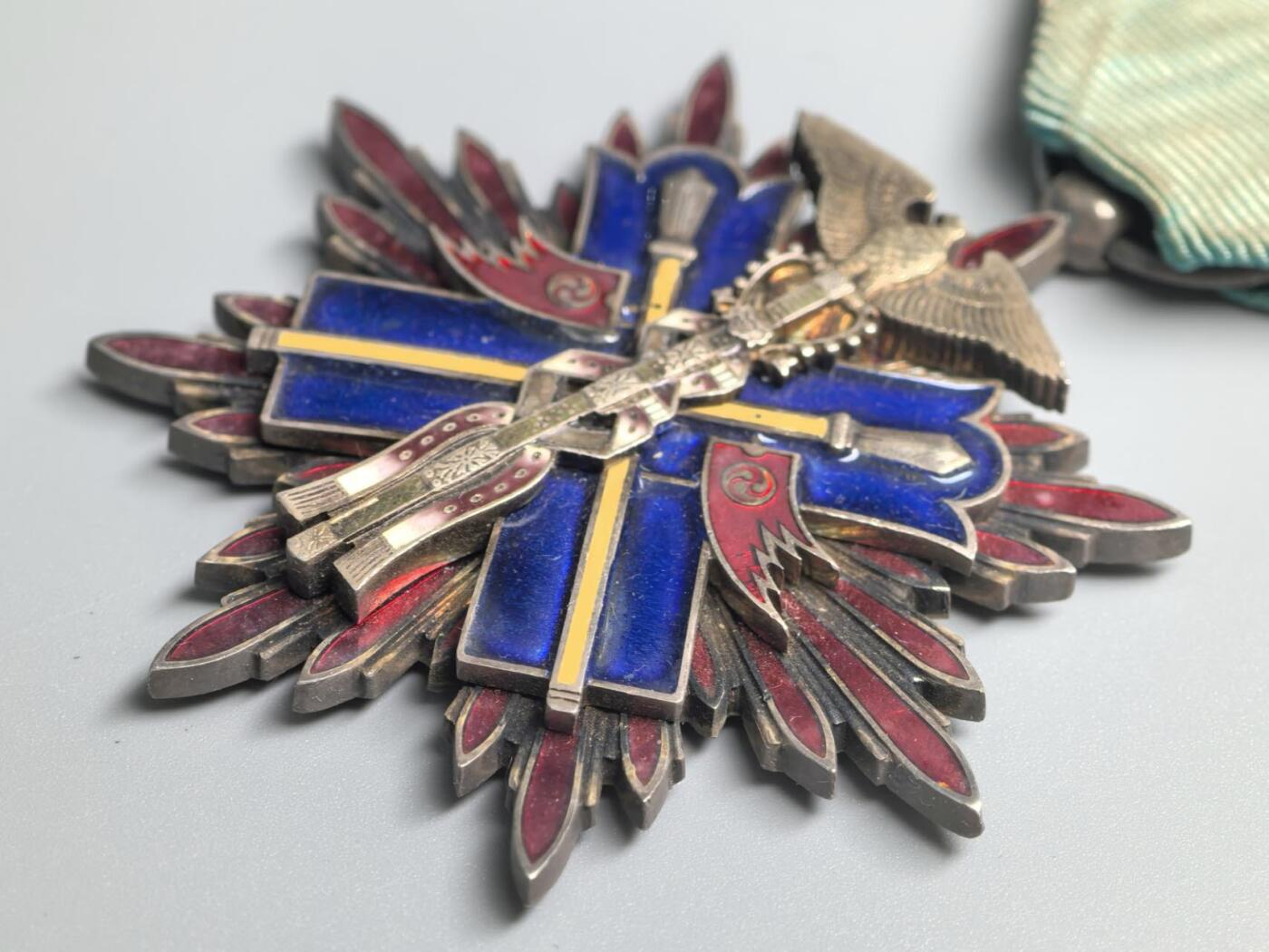 小驴勋章奖章收藏3月14日周六晚六点拍卖（珍爱和平，收藏战争，铭记历史，勿忘国耻，忠党爱国。有偿代拍，送拍规则在简介最后，参拍须阅读规则后再参拍，关系到运费包装发货时效真假辨别等关键信息，拍卖时不再发原图，看大图店主微信码在拍卖店铺介绍里） 五级金鸱勋章，银质七宝烧