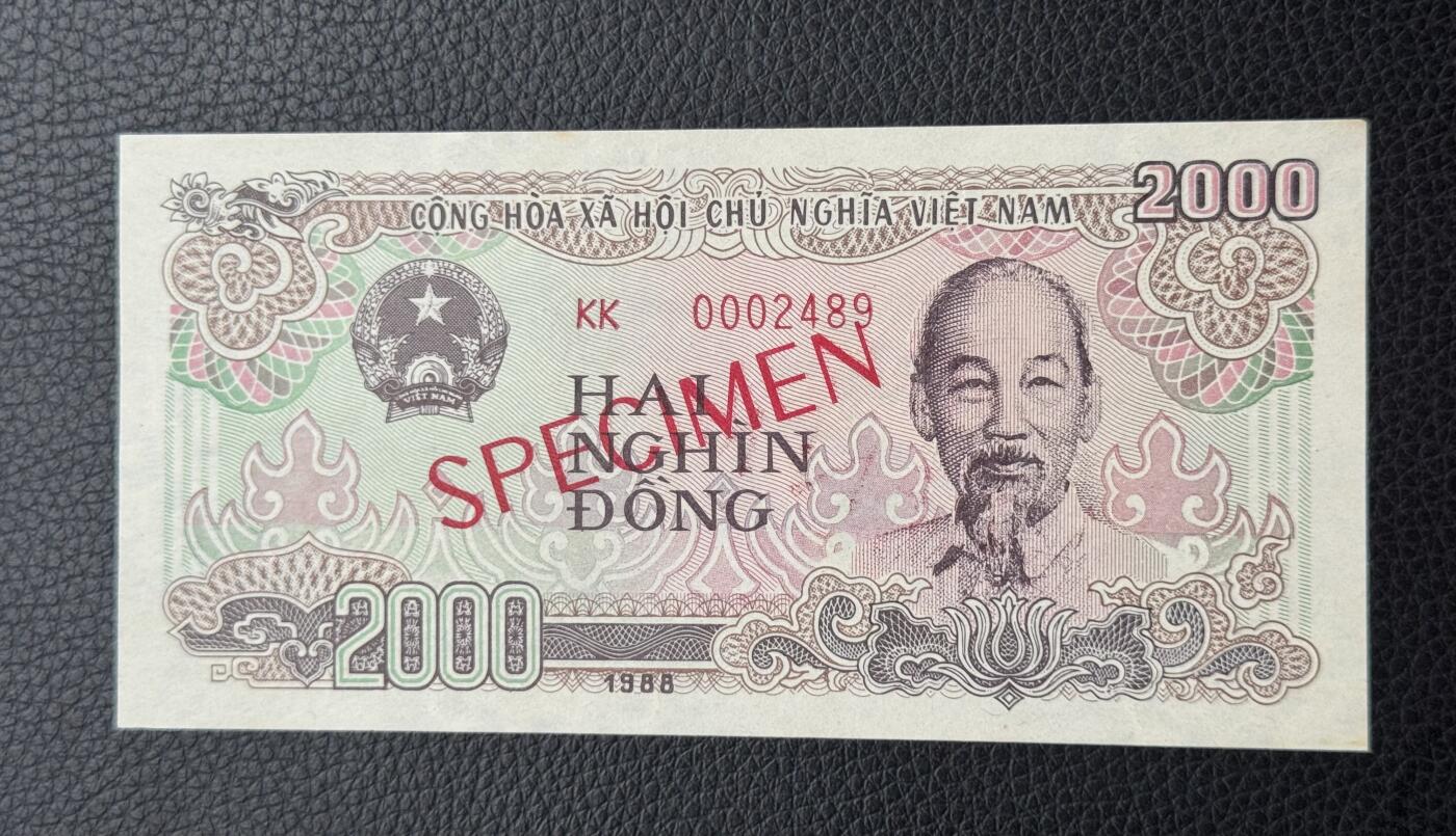 桂P钱币文化工作室拍卖第四十八期 越南1988年2000盾票样，全新UNC，正面英文版票样少见