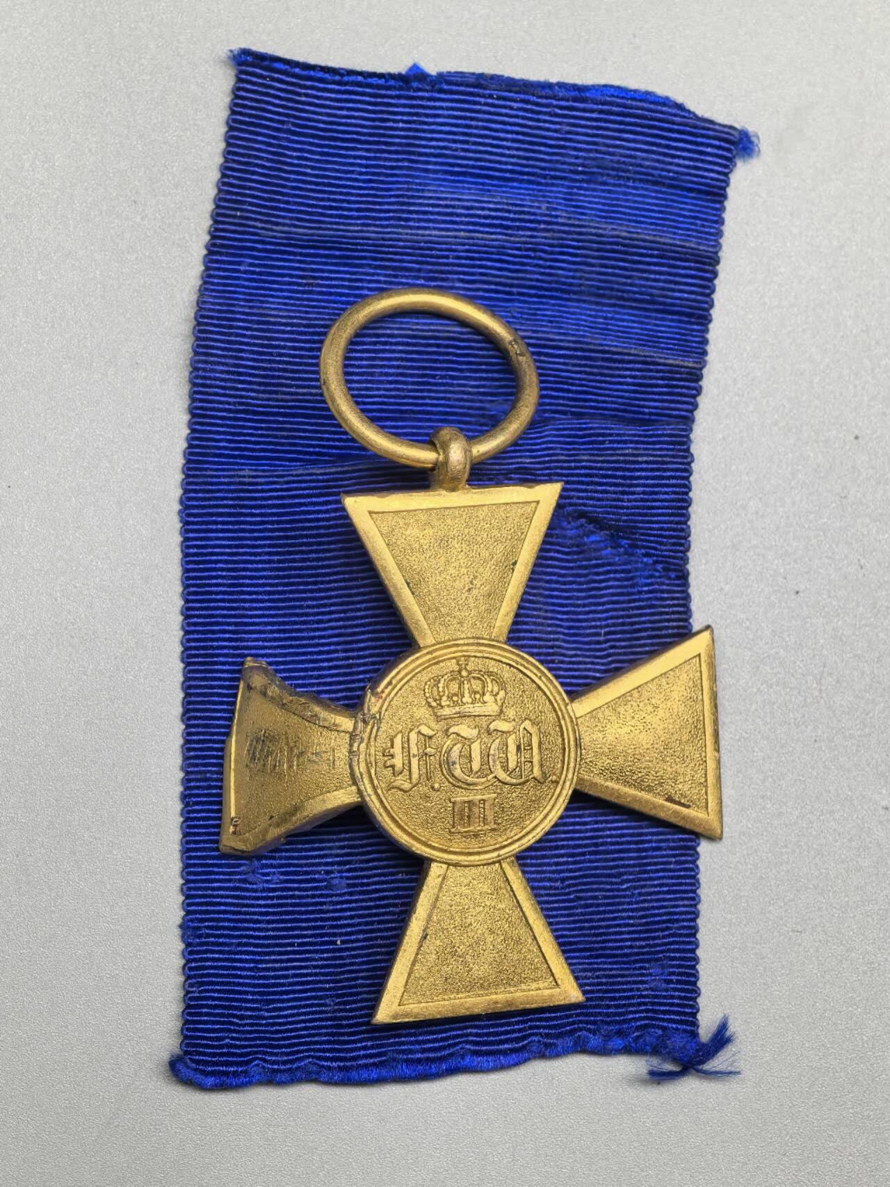 小驴勋章奖章收藏3月14日周六晚六点拍卖（珍爱和平，收藏战争，铭记历史，勿忘国耻，忠党爱国。有偿代拍，送拍规则在简介最后，参拍须阅读规则后再参拍，关系到运费包装发货时效真假辨别等关键信息，拍卖时不再发原图，看大图店主微信码在拍卖店铺介绍里） 普鲁士25年服役奖章，一侧十字臂有弯折