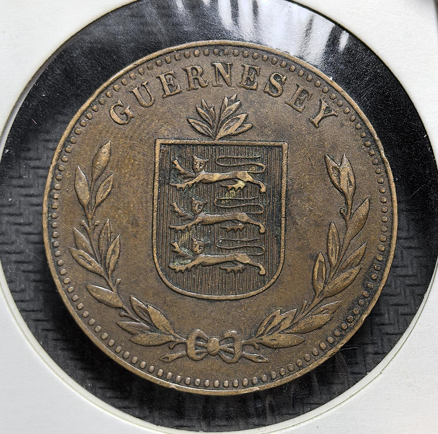 外国优质老铜币银币苏联纪念章，每周六晚九点倒数截拍，满百包邮可寄存，持续收拍 根西岛1947年8道布铜币，根西岛自 1830 年起发行道布铜币，8 道布等值于 1 便士。此币为英王乔治六世时期流通币，正面是岛徽，背面标面值与年份，由英国伯明翰造币厂铸造，是二战后当地货币体系的见证。