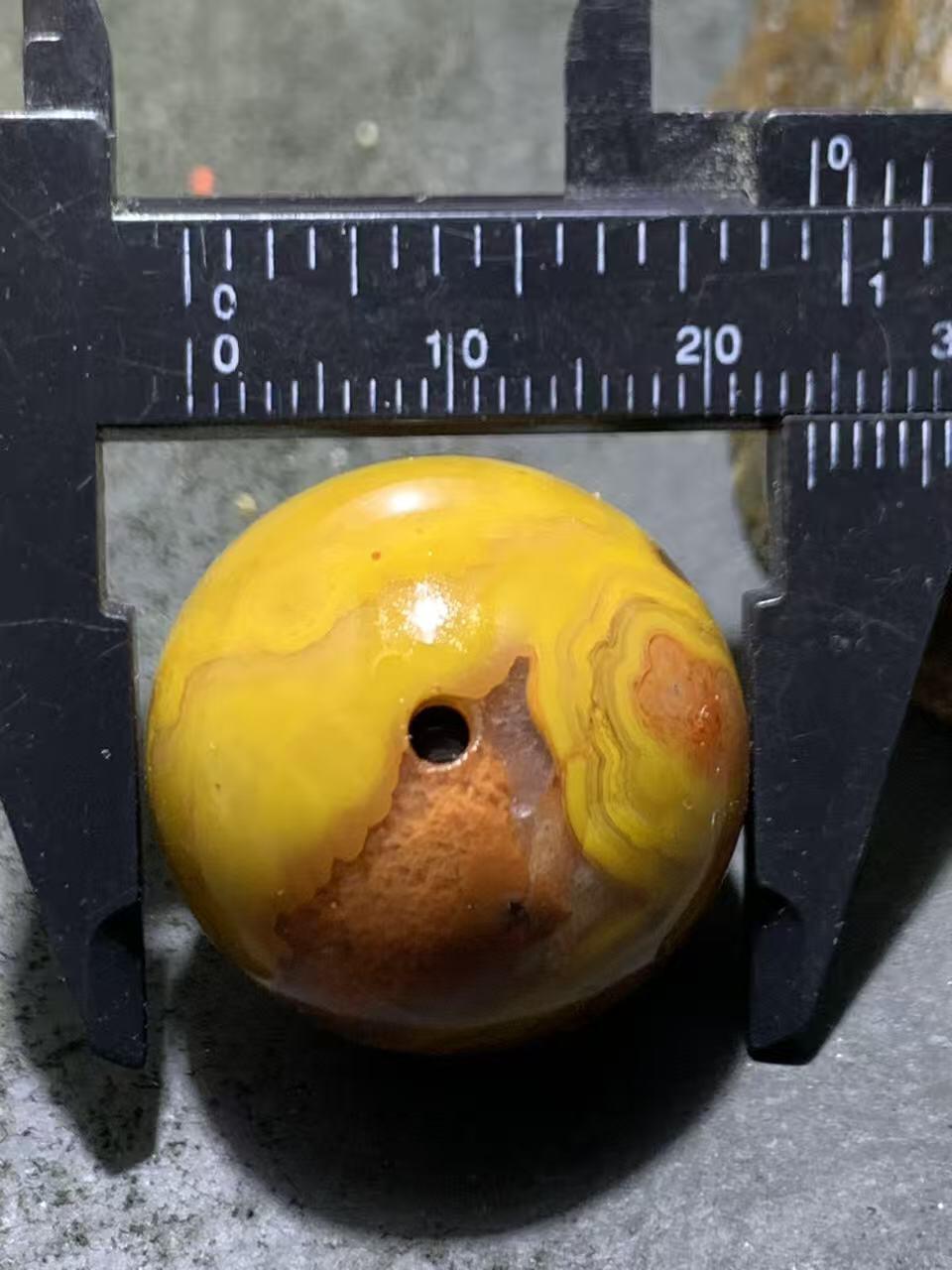 精美高玉化冰飘糖心料8字图案草花纹战国红玛瑙圆珠一颗！