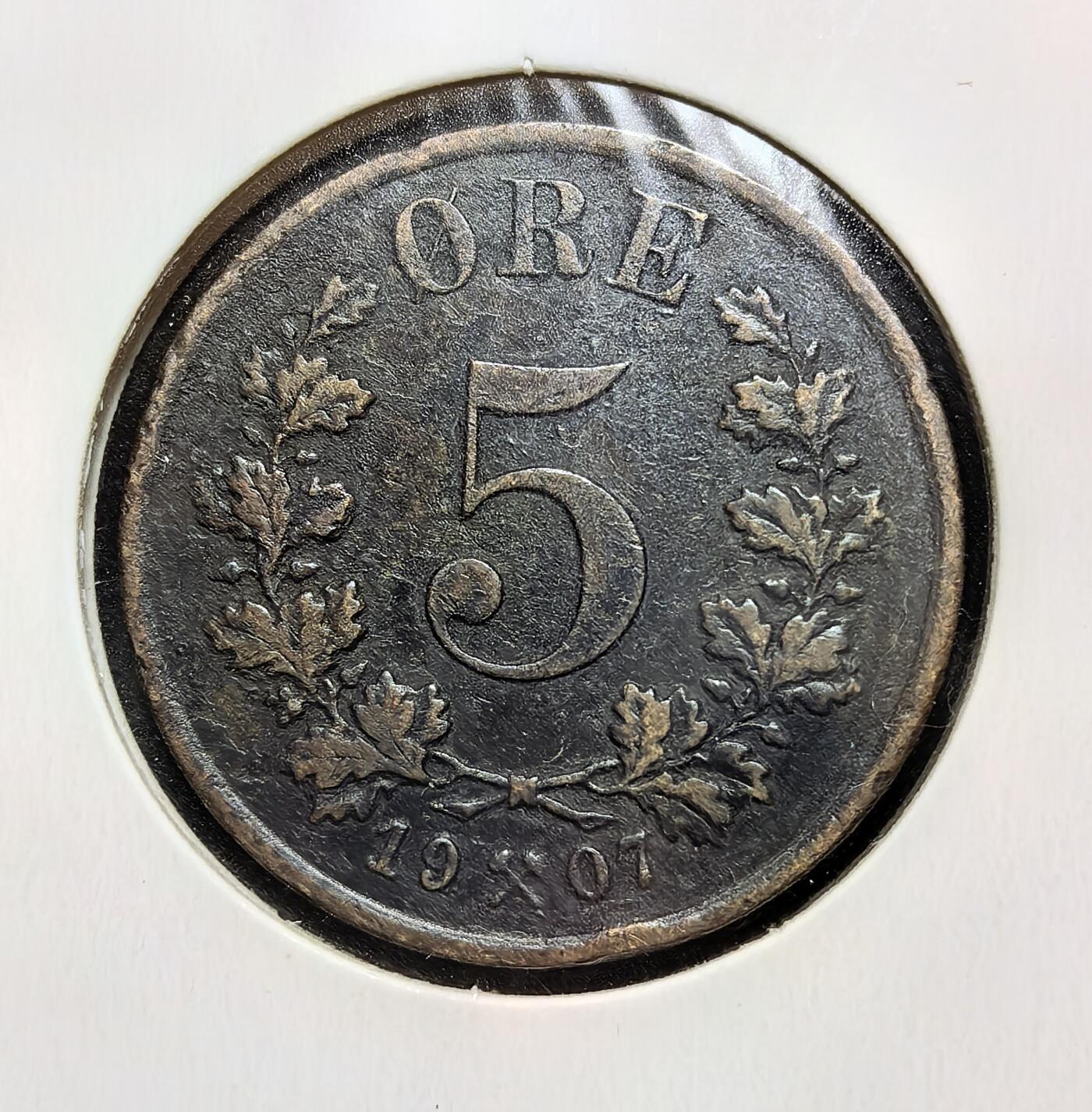 外国优质老铜币银币苏联纪念章，每周六晚九点倒数截拍，满百包邮可寄存，持续收拍 挪威 1907年5 欧尔铜币，由孔斯堡造币厂铸造。正面为哈康七世徽记，背面是持斧挪威狮。1905 年挪威刚独立，此币是新君主制下独立货币体系的早期流通辅币。