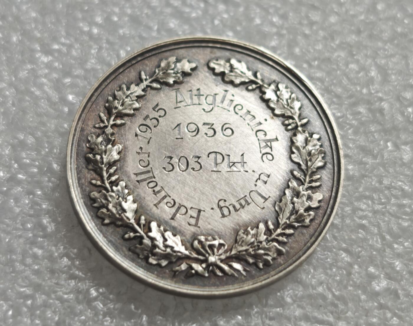 瓶子🏺第233期拍卖会  德国柏林金丝雀育种荣誉银章  1935–1936年   由柏林著名章牌工坊 Otto Oertel 铸造的金丝雀育种荣誉奖章，属于魏玛共和国至德三早期的德国地方宠物育种竞赛奖品