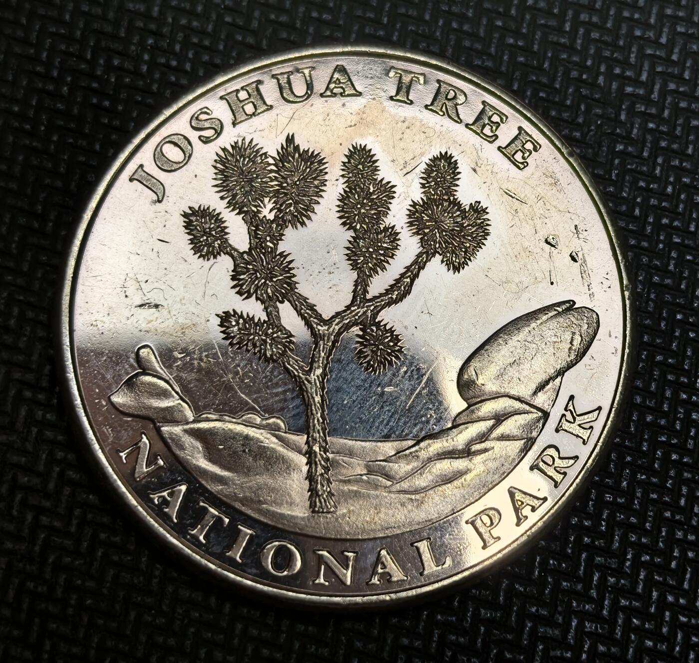 外国优质老铜币银币苏联纪念章，每周六晚九点倒数截拍，满百包邮可寄存，持续收拍 北美沙漠和约书亚树国家公园纪念章。公园 1936 年定为国家保护区，1994 年升格为国家公园，地处莫哈韦与科罗拉多沙漠交汇处，以标志性的约书亚树、沙漠动植物及独特戈壁地貌闻名。