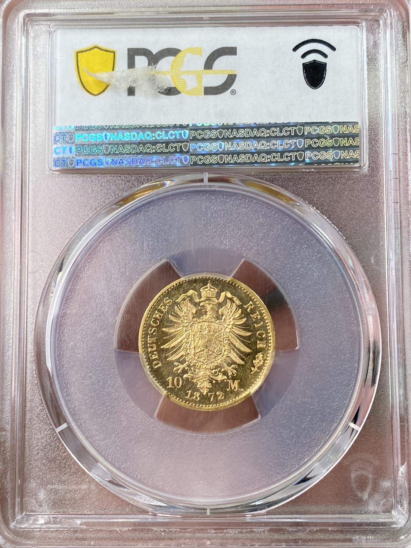 万国钱币拍卖第062期 PCGS MS64PL 1872年德国萨克森约翰五世流通短翅10马克金币 难得一见的早期萨克森短翅金马克 PL级别更是凤毛麟角  类镜面喷砂质感 邮票光泽金光灿灿 PC唯一冠军分顶级典藏品质 3.98g 900金