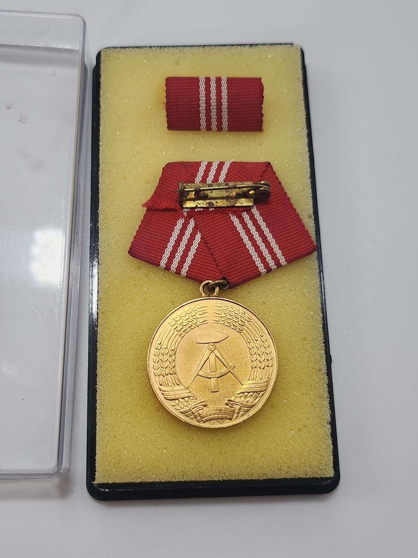 南水社第3次拍卖 春季专场 民主德国金级民防部队忠诚服役奖章 完好盒略章