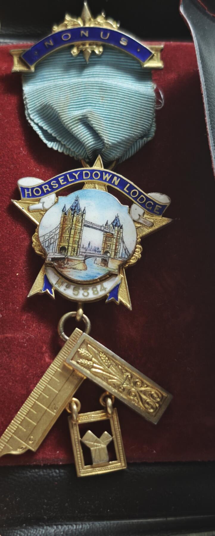 瓶子🏺第232期拍卖会  🎖️ 英国共济会银质（Freemasonry）Horselydown Lodge No.5384  Past Master 奖章 Horselydown 是伦敦泰晤士河南岸的古老地名，伦敦塔桥就坐落于此，分会以此地标命名，体现了强烈的地域认同 这枚奖章是分会为感谢 1940–1941 年度会长（W.M.）的服务而颁发，是二战时期英国共济会活动的实物见证 