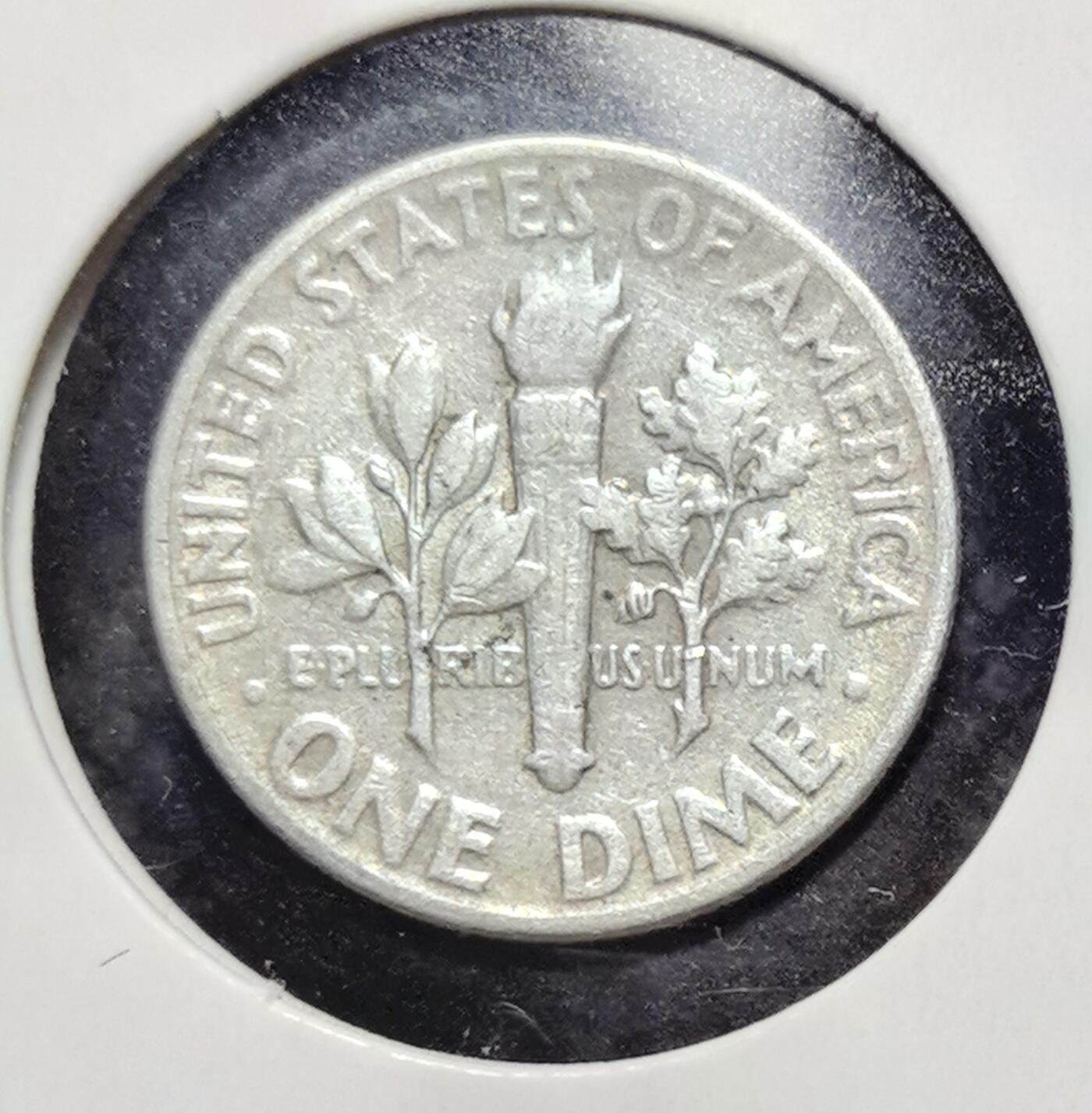 外国优质老铜币银币苏联纪念章，每周六晚九点倒数截拍，满百包邮可寄存，持续收拍 美国1952年罗斯福10美分银币，1946 年起发行以纪念富兰克林・罗斯福总统，他曾创立 “小儿麻痹症全国基金会”。，正面为罗斯福头像，背面是火炬、橄榄枝与橡树枝，流通于战后繁荣与冷战初期。