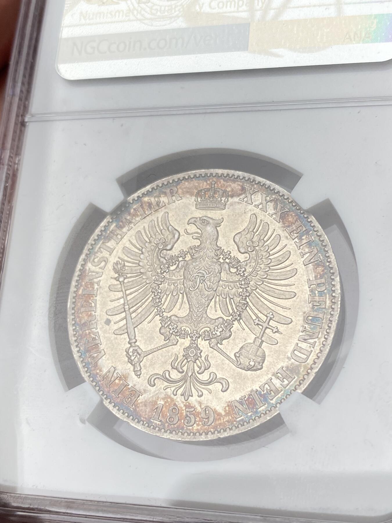 万国钱币拍卖第062期 NGC MS60 1859年德国普鲁士威廉四世离冠鹰流通1泰勒 极美欧陆五彩环绕全深打浮雕质感收藏级