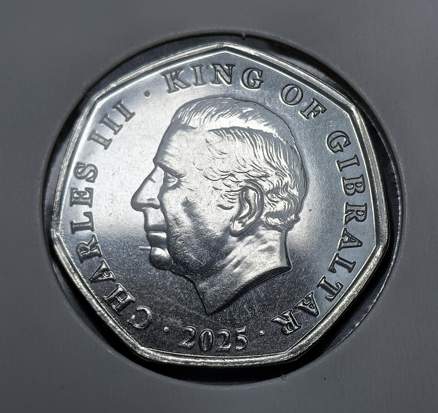 外国优质老铜币银币苏联纪念章，每周六晚九点倒数截拍，满百包邮可寄存，持续收拍 直布罗陀2025年50 便士圣诞纪念币，正面为查尔斯三世国王头像，背面以圣诞老人驾雪橇飞越直布罗陀岩山的场景为图案，是英属直布罗陀首款以查理三世为君主的圣诞纪念币种。