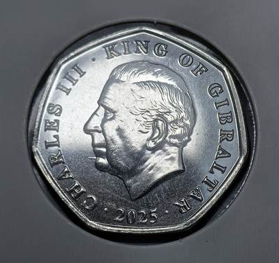 外国优质老铜币银币苏联纪念章，每周六晚九点倒数截拍，满百包邮可寄存，持续收拍 - 直布罗陀2025年50 便士圣诞纪念币，正面为查尔斯三世国王头像，背面以圣诞老人驾雪橇飞越直布罗陀岩山的场景为图案，是英属直布罗陀首款以查理三世为君主的圣诞纪念币种。