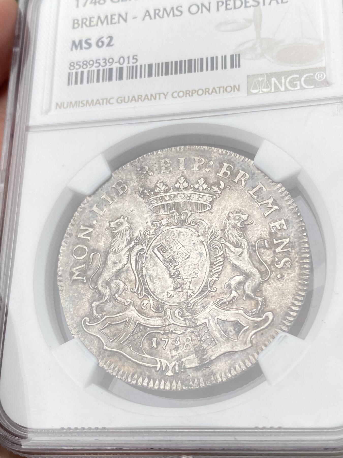 万国钱币拍卖第062期 NGC MS62 1748年德国不莱梅自由市双狮护盾1/2泰勒银币 罕见早期不莱梅双狮护钥 打制极其深峻细节纤毫毕现 淡五彩包浆环绕原味收藏级 NGC唯一冠军分