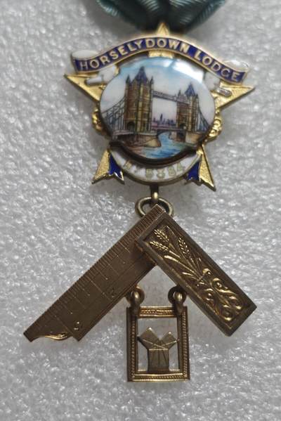 瓶子🏺第232期拍卖会 -  🎖️ 英国共济会银质（Freemasonry）Horselydown Lodge No.5384  Past Master 奖章 Horselydown 是伦敦泰晤士河南岸的古老地名，伦敦塔桥就坐落于此，分会以此地标命名，体现了强烈的地域认同 这枚奖章是分会为感谢 1940–1941 年度会长（W.M.）的服务而颁发，是二战时期英国共济会活动的实物见证 
