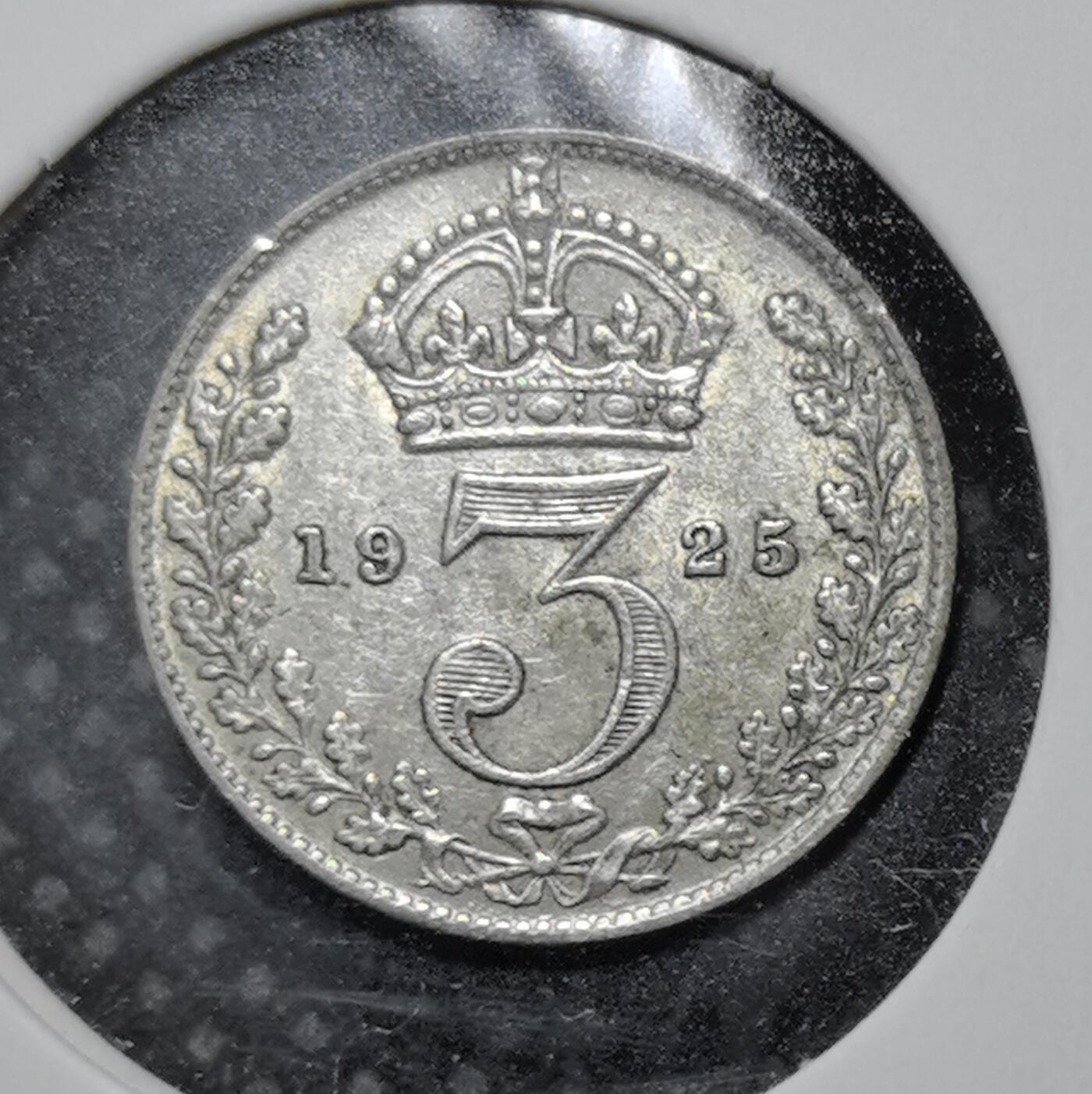 外国优质老铜币银币苏联纪念章，每周六晚九点倒数截拍，满百包邮可寄存，持续收拍 美品英国乔治五世1925 年3 便士银币，正面为国王左向肖像，背面是冠饰 “3” 与花环。发行于一战后，是英国日常流通小额银币，见证了乔治五世统治下的英国社会与币制变革。
