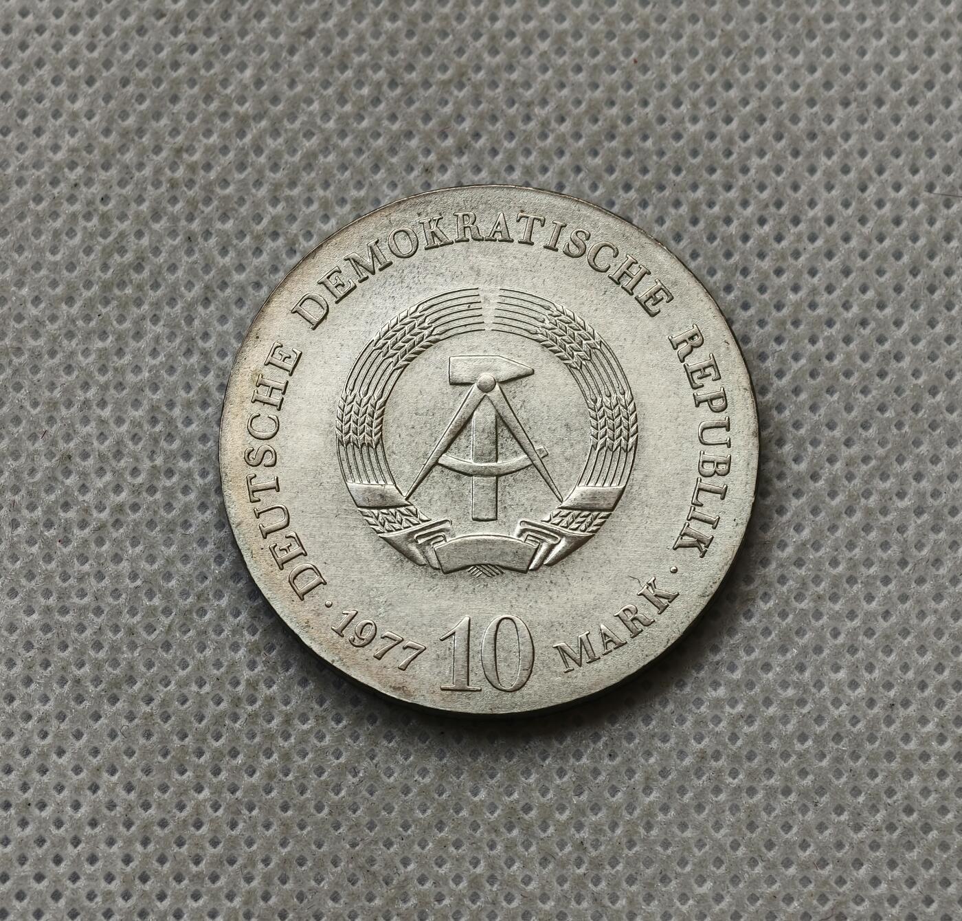 甄臻铺-世界币章拍卖（第54期），3月28日甄品场拍品征集中，送拍享返佣金等优惠多多 裸币，罕见，1977年10马克物理学家奥托冯格里克马德堡半球大气压实验纪念银币，细节见图