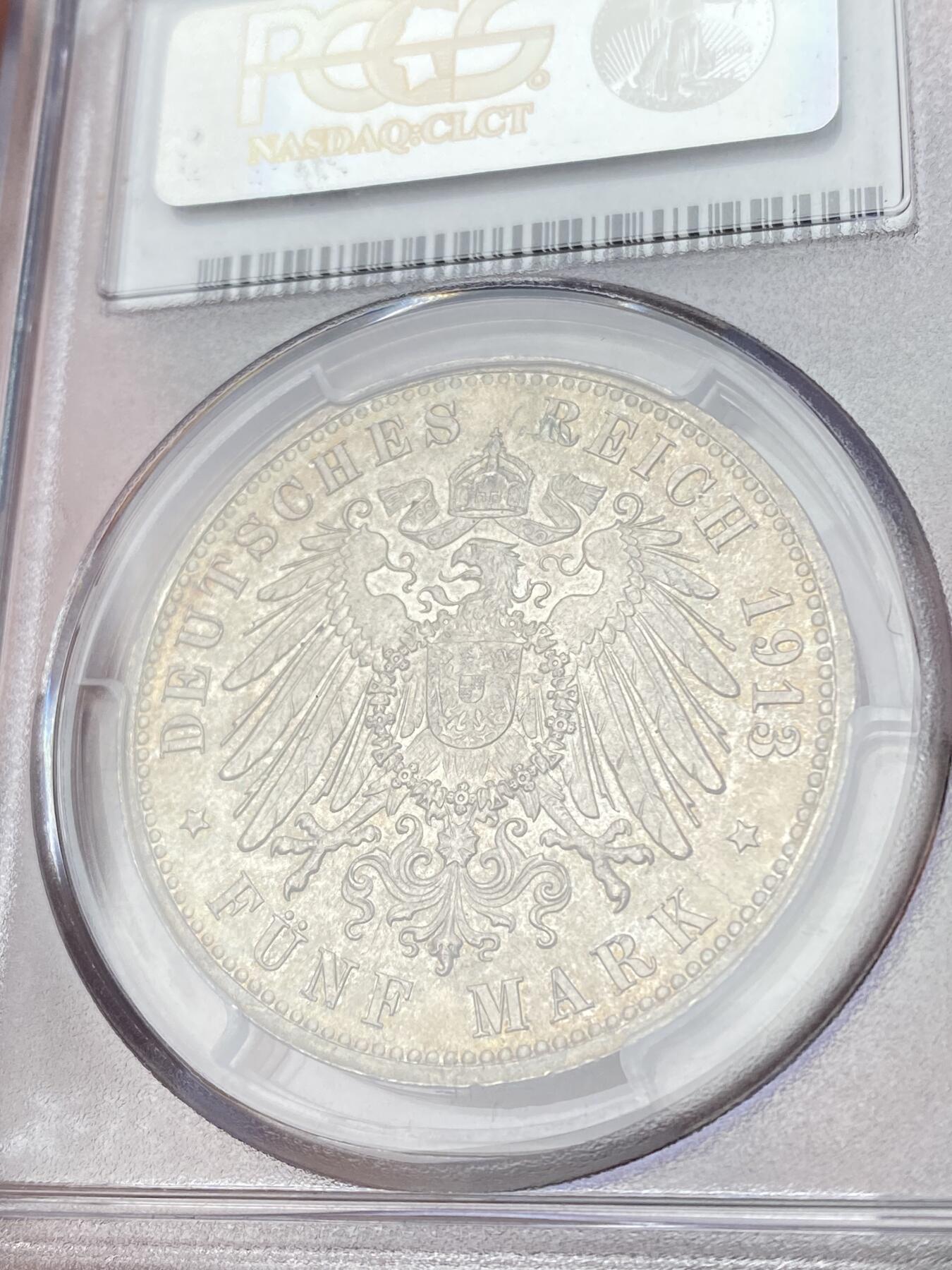 万国钱币拍卖第062期 PCGS MS66 1913年德国汉堡自由市长翅流通5马克 较为常见的长翅马克品种 但是想找到一枚如此原味GEM状态的绝不容易 双面均匀德式淡彩包浆搭配上经典汉堡双狮护盾令人爱不释手 PC老评水晶盒 万里挑一的顶级典藏品质