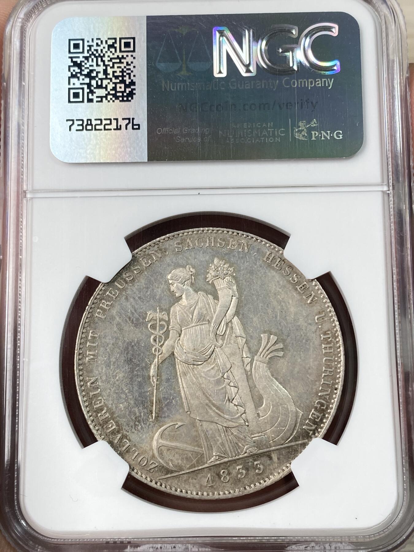 万国钱币拍卖第062期 PCGS MS64 1833巴伐利亚路德维希一世关税同盟历史大泰勒 在历史泰勒四枚关税同盟系列中好品最为罕见的品种 人格化的巴伐利亚女神着一席长袍 左手举丰饶角 右手持墨丘利权杖 寓意新的关税同盟带来贸易与财富 原味欧陆五彩裹身 邮票光泽底板 无可挑剔的一枚典藏级历史大泰勒