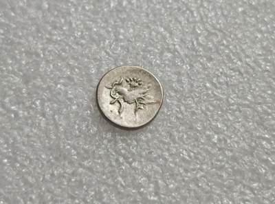 瓶子🏺第232期拍卖会 -  柬埔寨19世纪红鸟银币（鸡仔钱/1/8泰格尔）图案为哈姆萨神鸟（Hamsa，又称红鸟/恩杜鸟），嘴部叼啄藤蔓/小虫，头顶有冠饰，是高棉民族的图腾象征。 ​红鸟是造物主恩杜的化身，象征吉祥、生命与文明的起源，也代表梵天与智慧女神的座驾