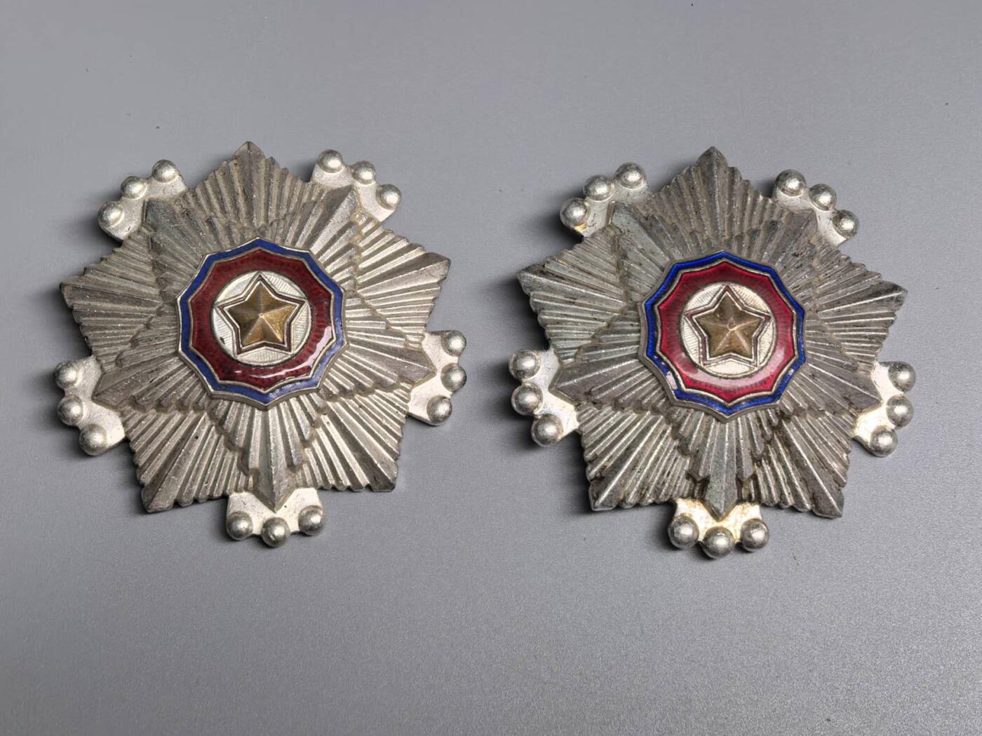 小驴勋章奖章收藏3月14日周六晚六点拍卖（珍爱和平，收藏战争，铭记历史，勿忘国耻，忠党爱国。有偿代拍，送拍规则在简介最后，参拍须阅读规则后再参拍，关系到运费包装发货时效真假辨别等关键信息，拍卖时不再发原图，看大图店主微信码在拍卖店铺介绍里） 朝鲜三级国旗2个