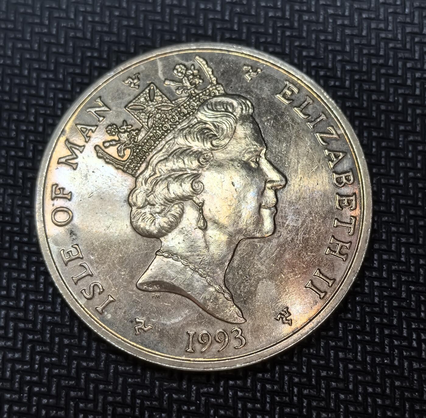 外国优质老铜币银币苏联纪念章，每周六晚九点倒数截拍，满百包邮可寄存，持续收拍 马恩岛1993年5英镑纪念币，为纪念奈杰尔・曼塞尔夺得1992年F1世界冠军而铸造。正面为伊丽莎白二世头像，背面刻有 F1 赛车与冠军字样，由英国 Pobjoy 造币厂制作