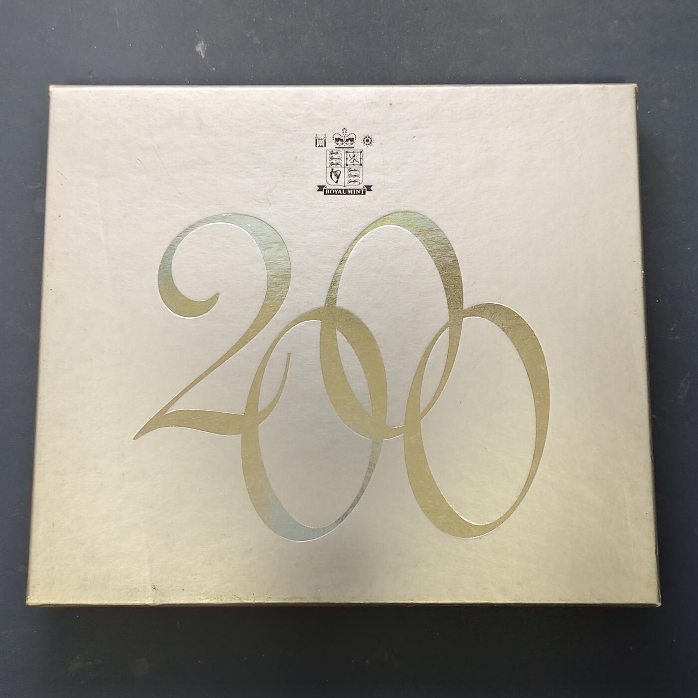 【全场包邮】纯粹捡漏拍513场 英国2000年官方收藏盒装精制套币-盒证全-含5镑千禧年+1镑威尔士红龙+50便士公共阅读精制纪念币