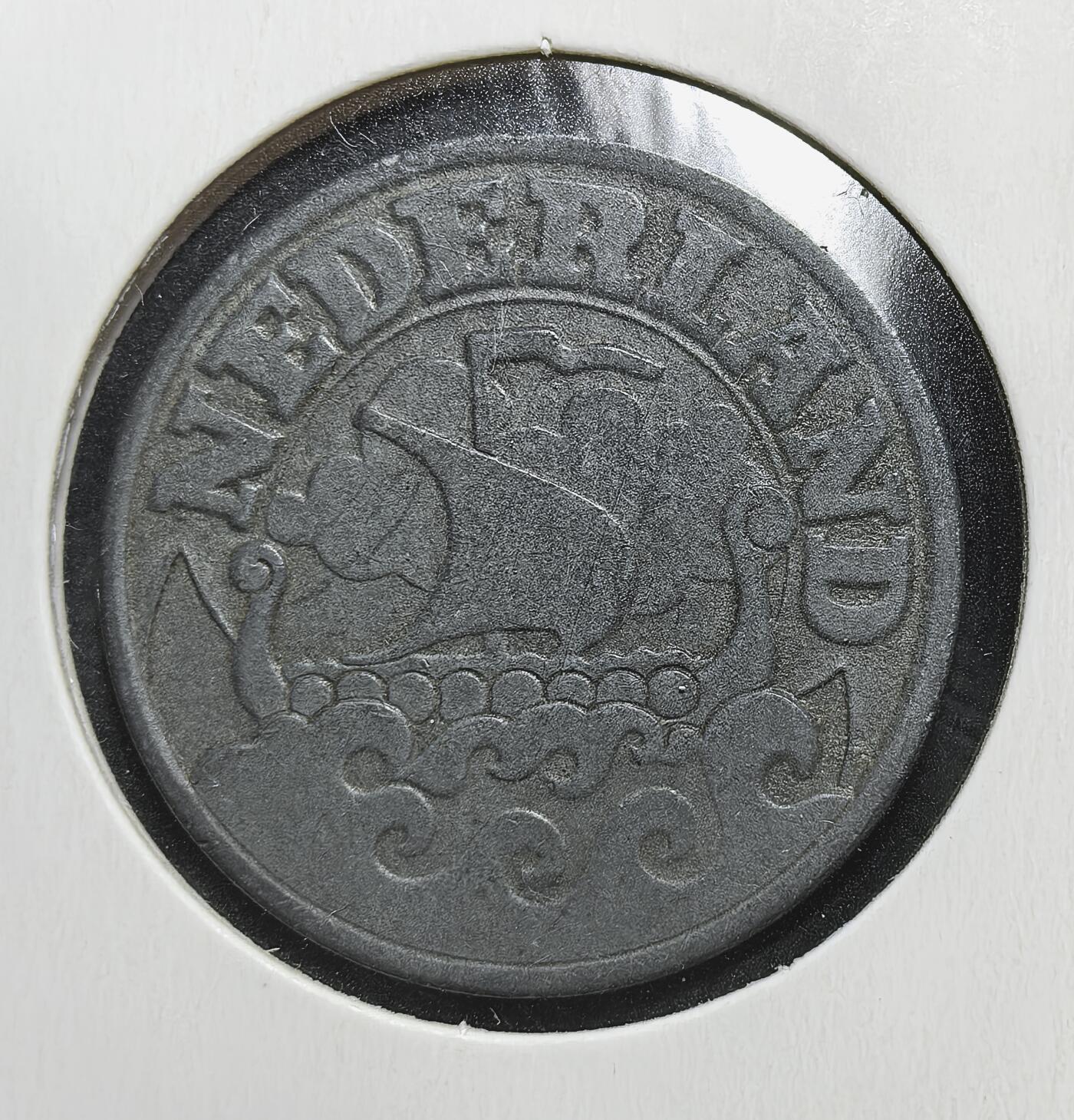 外国优质老铜币银币苏联纪念章，每周六晚九点倒数截拍，满百包邮可寄存，持续收拍 德占荷兰1942年25分。为战时金属管制，以锌代银铸造，正面为维京船，背面是面值与橄榄枝。它见证了纳粹占领下荷兰的经济与社会历史，极具收藏价值。