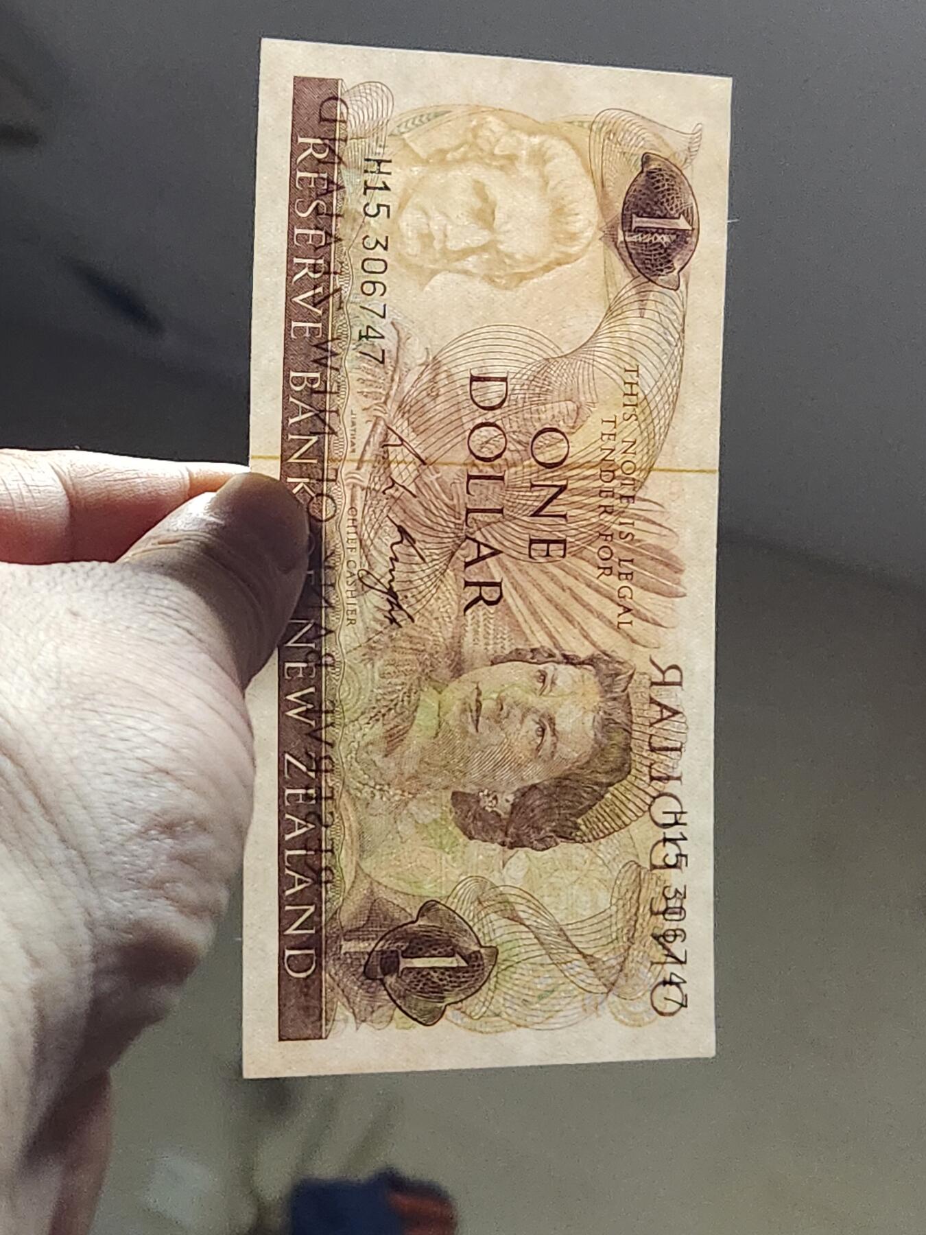 3月13号晚上8点 外国纸币自动截拍第37场 新西兰1975-1977年R.L.Knight签名版1元 高冠  美品