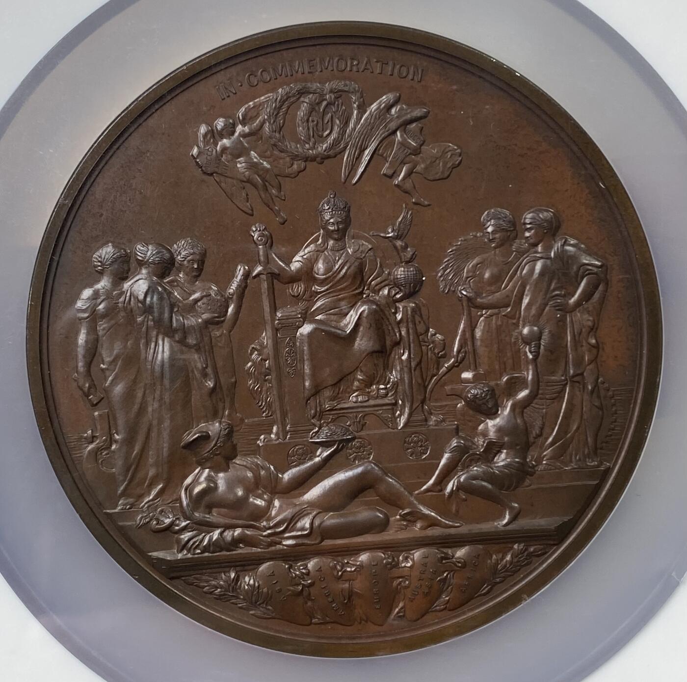 万国钱币拍卖第062期 NGC MS64 1887年英国维多利亚女王登基50周年金禧年纪念铜章 经典登基系列 名誉品种 77毫米大规格高浮雕状态极佳 英国古典艺术章牌代表之作