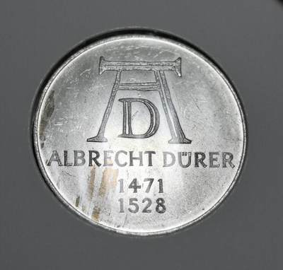 外国优质老铜币银币苏联纪念章，每周六晚九点倒数截拍，满百包邮可寄存，持续收拍 - 西德1971年丢勒5马克纪念银币11.2克625银纯银价155元，为纪念德国文艺复兴巨匠阿尔布雷特・丢勒诞辰 500 周年而铸。币面刻有丢勒的个人花押与生卒年份，背面为联邦德国鹰徽，是西德时期重要的文化类纪念币。
