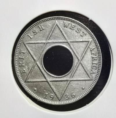 外国优质老铜币银币苏联纪念章，每周六晚九点倒数截拍，满百包邮可寄存，持续收拍 - 极美品带光英属西非1936年爱德华八世1/10便士KN版，为英国殖民时期货币。因爱德华八世在位仅 10 个月便退位，英国本土未发行其流通币，仅海外殖民地发行，此币带中孔便于当地人串挂携带，是极具收藏价值的稀有币种。