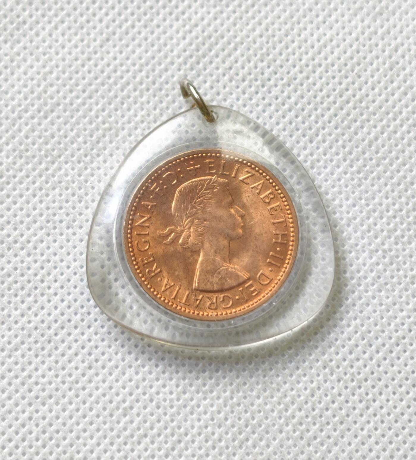 甄臻铺-世界币章拍卖（第54期），3月28日甄品场拍品征集中，送拍享返佣金等优惠多多 纯手工 英国1967年 伊丽莎白高浮雕精制币章心形吊坠 36MM