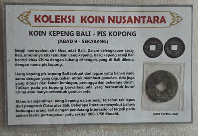 瓶子🏺第232期拍卖会 - 巴厘岛铜钱-PIS KOPONG (公元9世纪至今) "Sesaji"是巴厘岛传统习俗  在巴厘岛的传统货币中"kepeng"币具有中国特有的中间有孔的特点，在巴厘岛上被称为"piskopong"制作伽勒兰的材料相同pis kopong上的文字各不相同，有的是汉字  该时期巴厘岛的货币深受中国影响 巴厘人与国际商人之间的往来发生在中世纪晚期，即公元900年至1250年左右