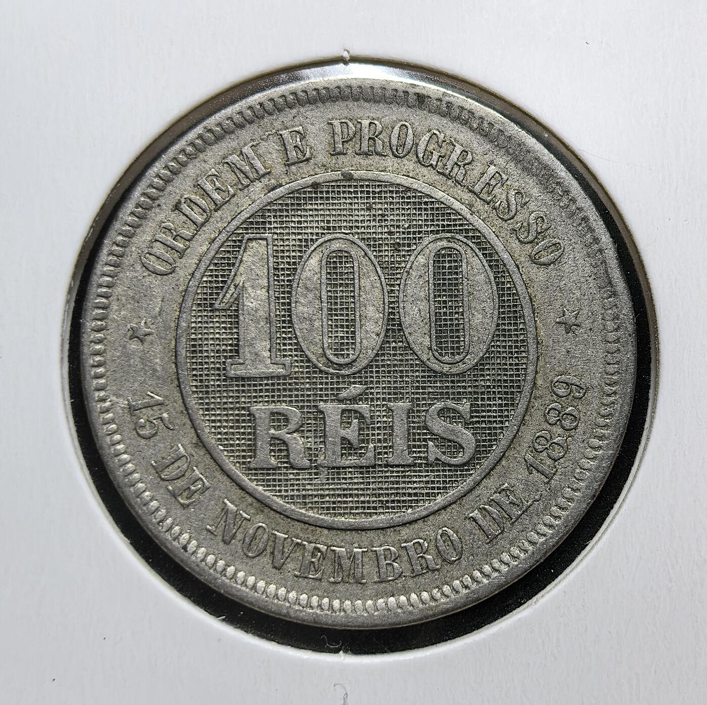 外国优质老铜币银币苏联纪念章，每周六晚九点倒数截拍，满百包邮可寄存，持续收拍 巴西1889年首版首年100 瑞斯，是巴西推翻帝制、成立合众国后首批发行的流通币。币面铭刻共和国成立日 11 月 15 日与 “秩序与进步” 格言，见证巴西政体剧变，为该历史节点的核心货币遗存。