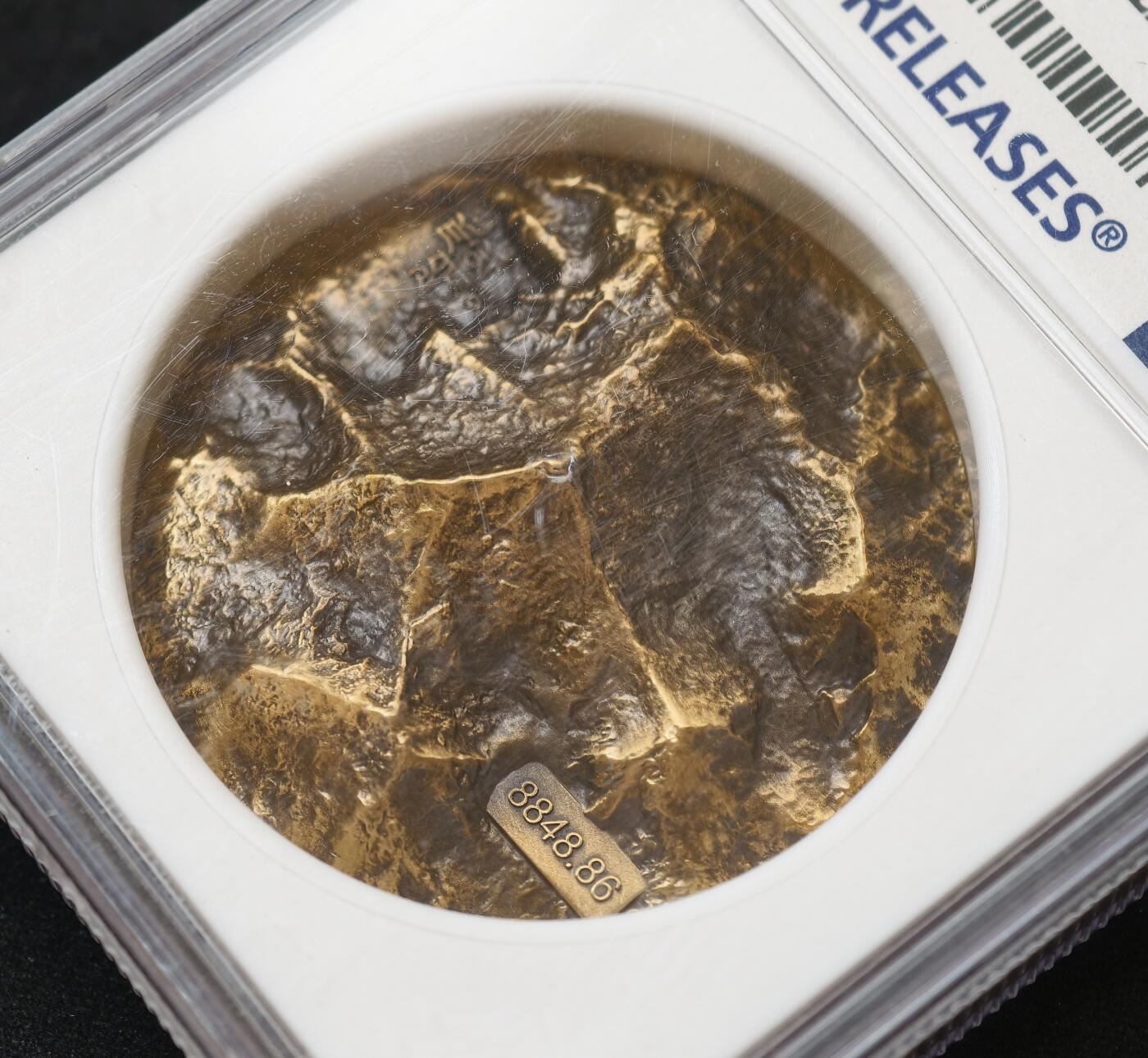 甄臻铺-世界币章拍卖（第54期），3月28日甄品场拍品征集中，送拍享返佣金等优惠多多 NGC-MS70 喀麦隆2021世界高峰珠峰高浮雕铜币，53克，发行333枚，加厚盒。