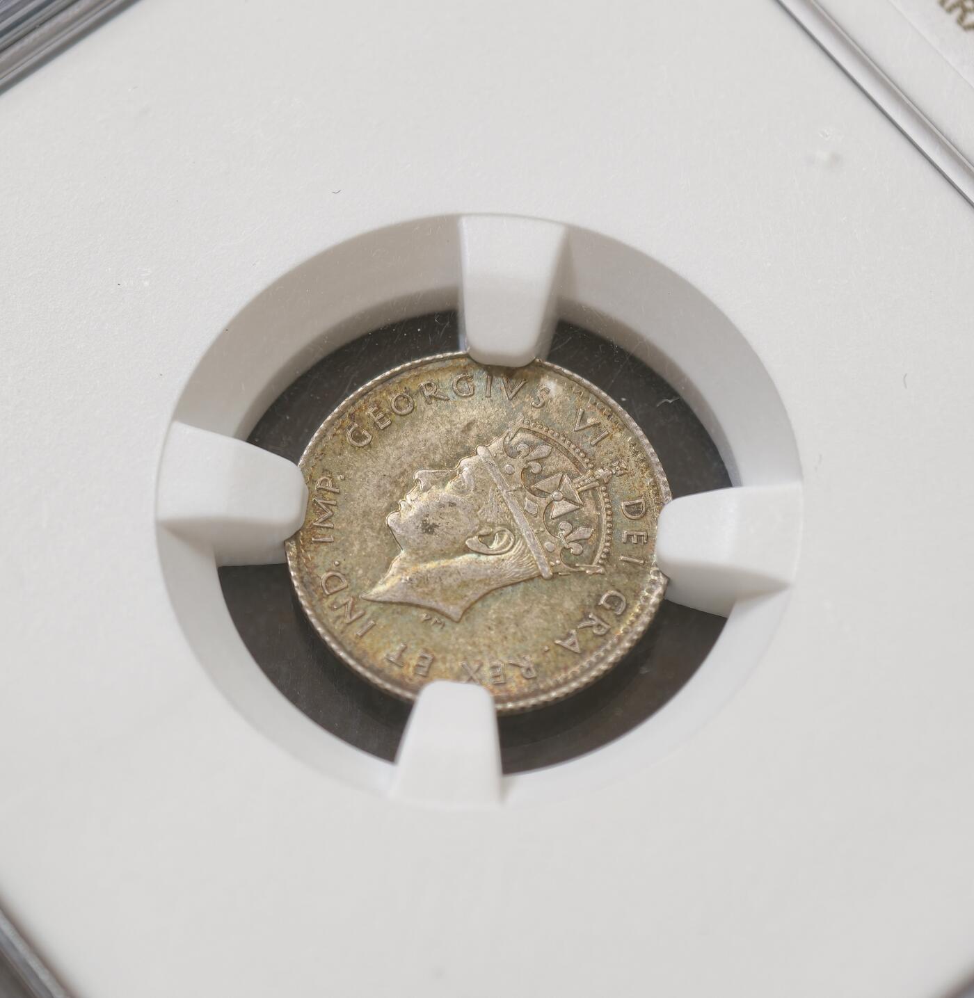 甄臻铺-世界币章拍卖（第54期），3月28日甄品场拍品征集中，送拍享返佣金等优惠多多 NGC-MS63 英属加拿大纽芬兰1942年乔治六世C版5分银币，五彩包浆，转光品相