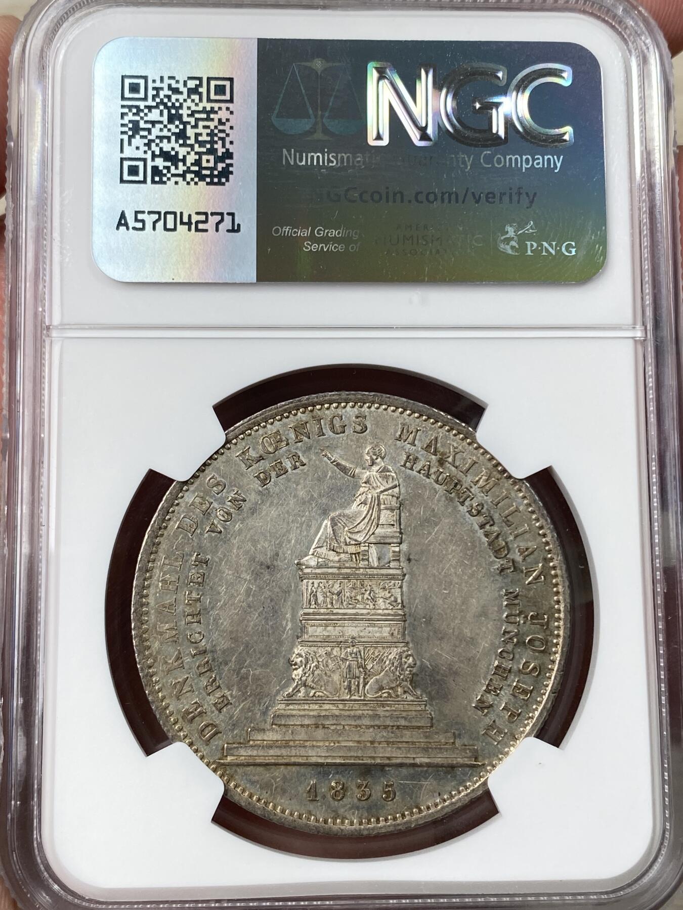 万国钱币拍卖第062期 NGC MS61 1835年德国巴伐利亚马克西米利安一世纪念碑落成历史大泰勒 为庆祝马克西米利安一世纪念碑落成 路德维希一世敕令发行此枚历史泰勒加以纪念 老国王身穿蟒袍端坐宝座之上 左手持权杖（此枚为短杖版本）欧陆五彩轻微类镜面质感观感极佳