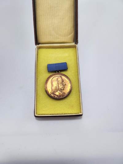 南水社第3次拍卖 春季专场 - 德意志民主共和国（东德）铜级裴斯泰洛齐忠诚服务奖章 章体氧化带盒